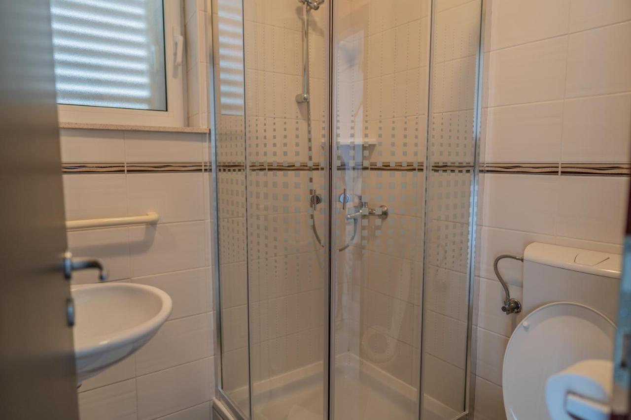Guesthouse Kamarin Помена Екстер'єр фото