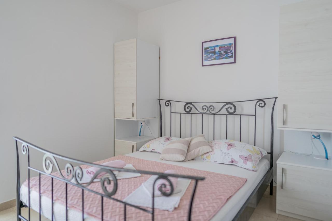 Guesthouse Kamarin Помена Екстер'єр фото